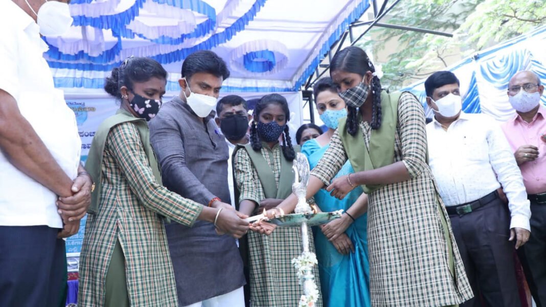 Chikkaballapur Yuva Covid Vaccination Mela Inauguration Dr. K Sudhakar Deputy Commissioner R. Latha