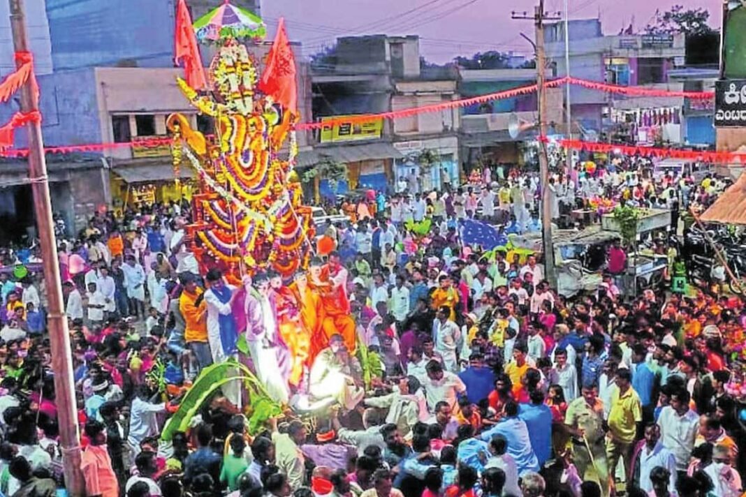 Sirwar Bayalu Anjaneya Swamy Temple Ellamavasye Jathre Rathotsava