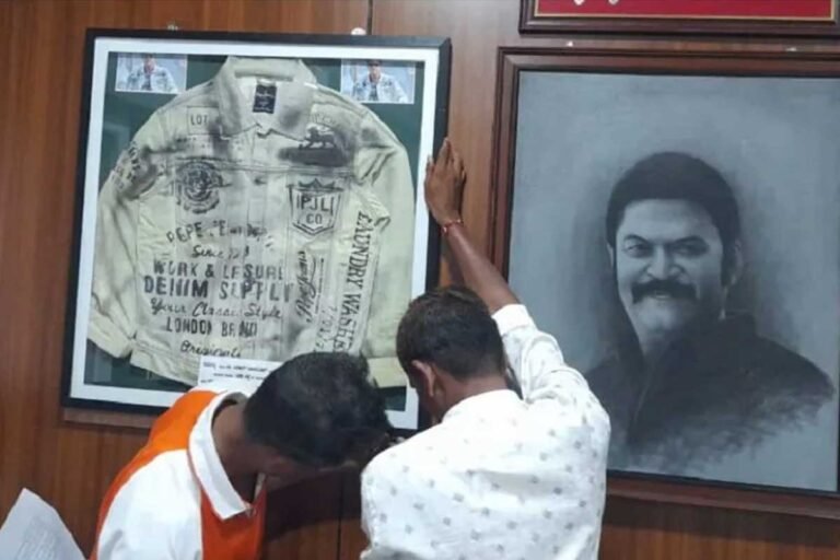 powerstar Puneeth Rajkumar jacket in karnataka tourism minister Anand Singh Vijayanagara ballary hosapet