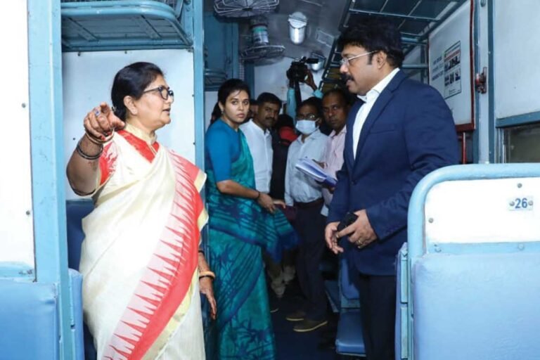 Kashi Yatra Bharat Gaurav Train Shashikala Annasaheb Jolle