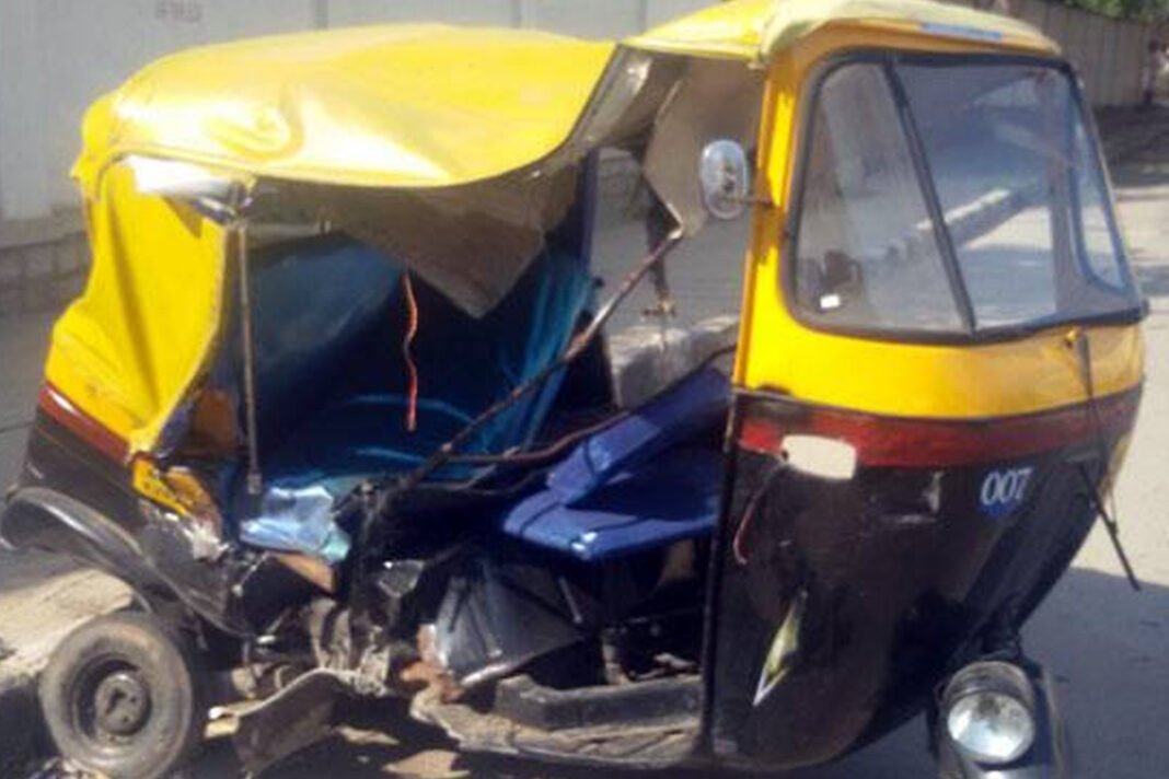 gangavathi auto Rikshaw accident students injured