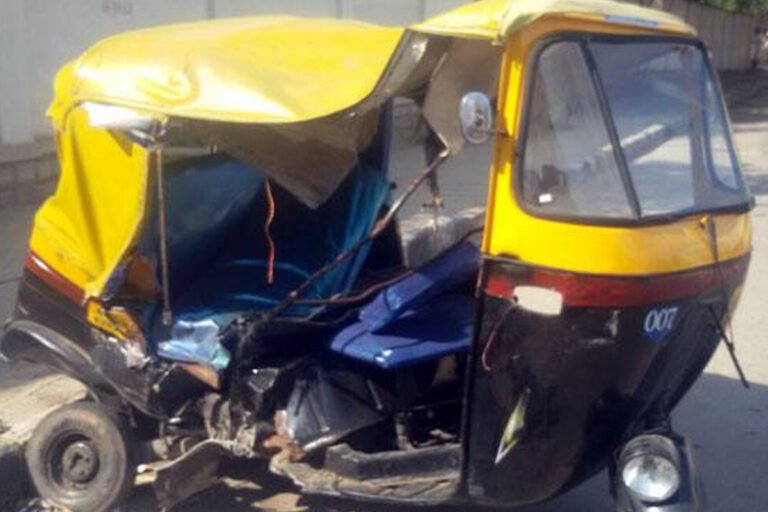 gangavathi auto Rikshaw accident students injured
