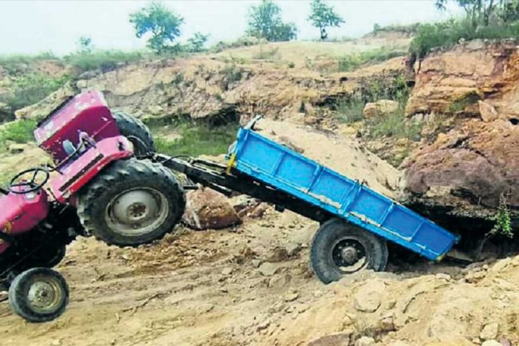 Kolar Tractor Rock Roll on driver Accident