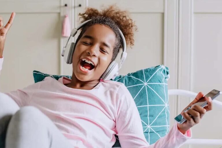 Earphones and headphones