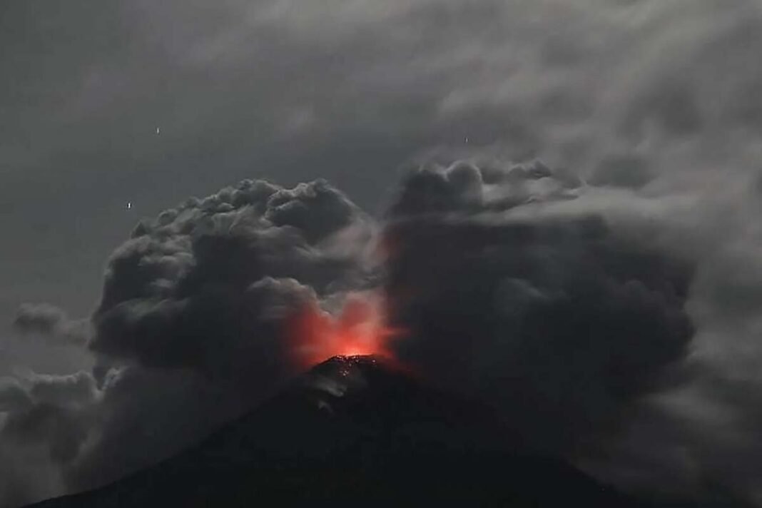 Mount Levotobi volcano eruption