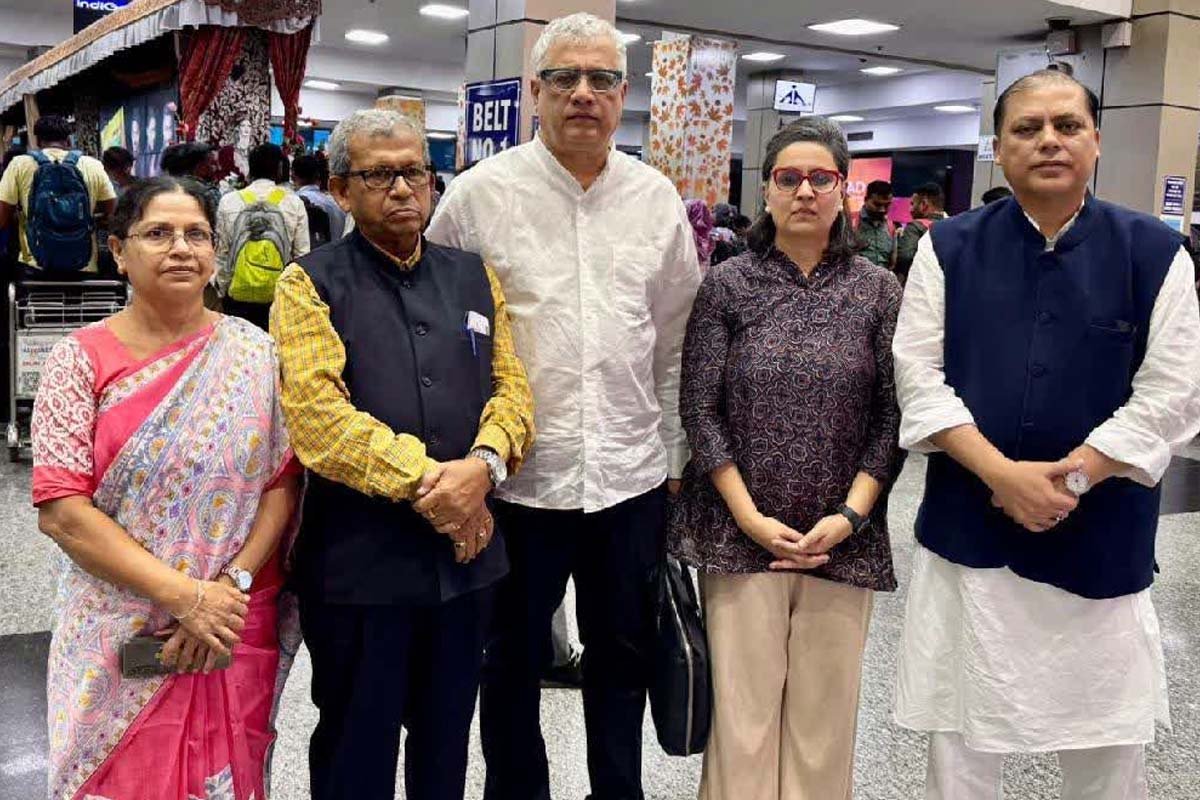 TMC MPs' delegation visits Kashmir areas hit by Pak shelling TMC MPs' delegation visits Kashmir areas hit by Pak shelling