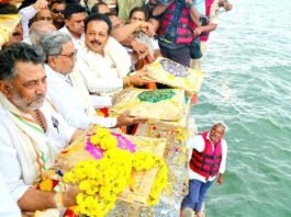 CM Siddaramaiah offers bagina to KRS dam