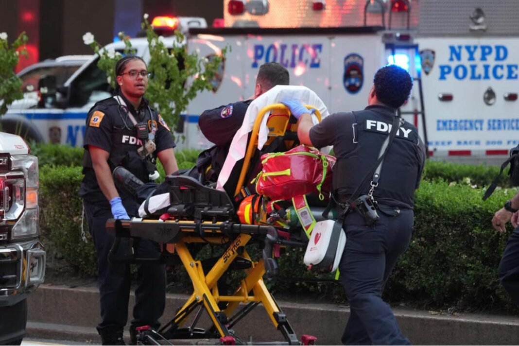 Shooting in Manhattan: 5 people including a police officer died