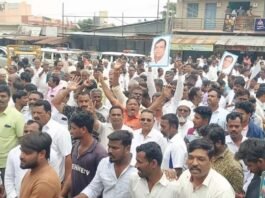 Rajanna's dismissal: Huge protest by fans in Tumkur
