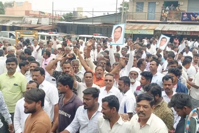 Rajanna's dismissal: Huge protest by fans in Tumkur Rajanna's dismissal: Huge protest by fans in Tumkur