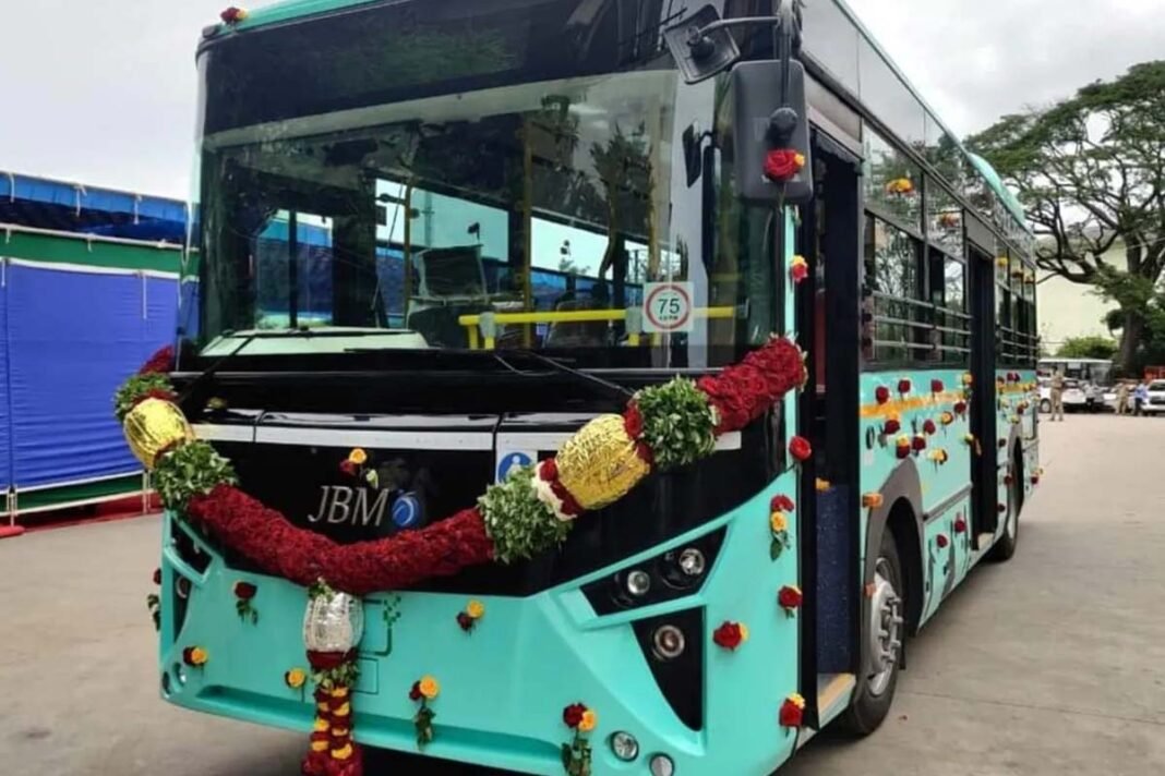 Free feeder bus service starts on Yellow Metro route