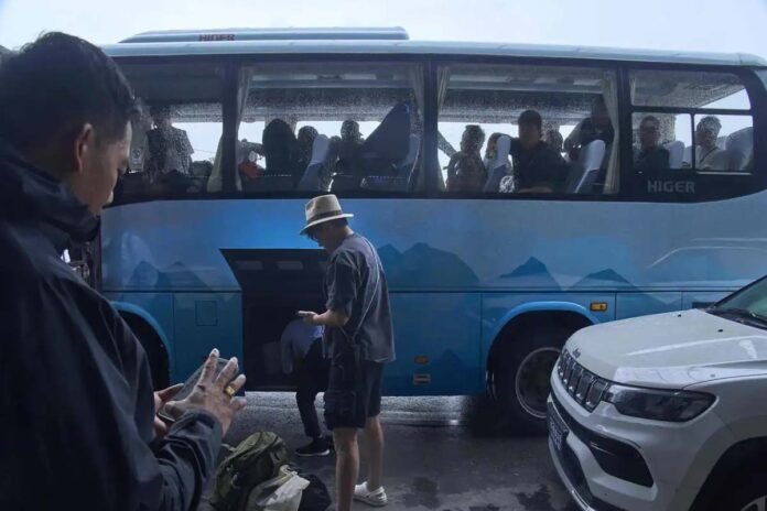 Bus carrying Indian tourists returning from Pashupatinath temple attacked near Kathmandu Bus carrying Indian tourists returning from Pashupatinath temple attacked near Kathmandu