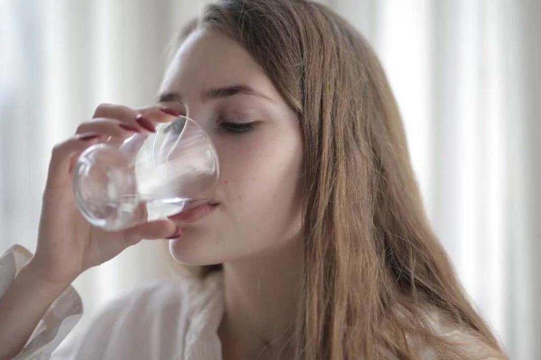 Drinking water on an empty stomach in the morning Drinking water on an empty stomach in the morning