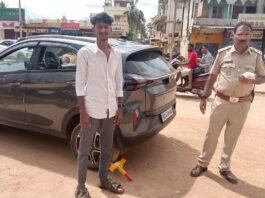 ವಿಜಯಪುರ ಪಟ್ಟಣದಲ್ಲಿ ಅಡ್ಡಾದಿಡ್ಡಿ ವಾಹನ ನಿಲುಗಡೆ: ಪೊಲೀಸರು ದಂಡದ ಬಿಸಿ Devanahalli Vijayapura Vehicles parking Police Fine