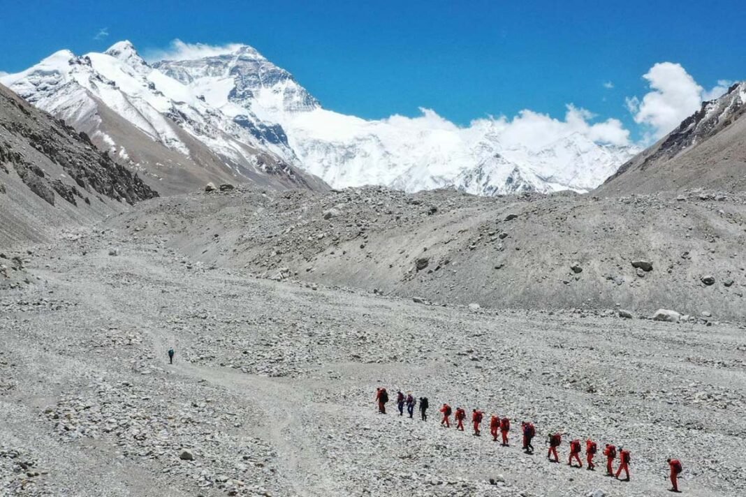 Massive snowstorm hits Mount Everest: Thousands of climbers in danger!