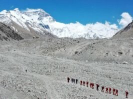 Massive snowstorm hits Mount Everest: Thousands of climbers in danger!