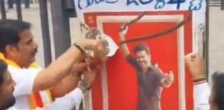 ಕಾವೇರಿ ಪ್ರತಿಭಟನೆ: ಮಂಡ್ಯದಲ್ಲಿ ವಿಜಯ್ ‘ಜನ ನಾಯಗನ್’ ಸಿನಿಮಾ ಪ್ರದರ್ಶನ ಸ್ಥಗಿತ Activists tearing Jana Nayagan film poster during Cauvery protest in Mandya